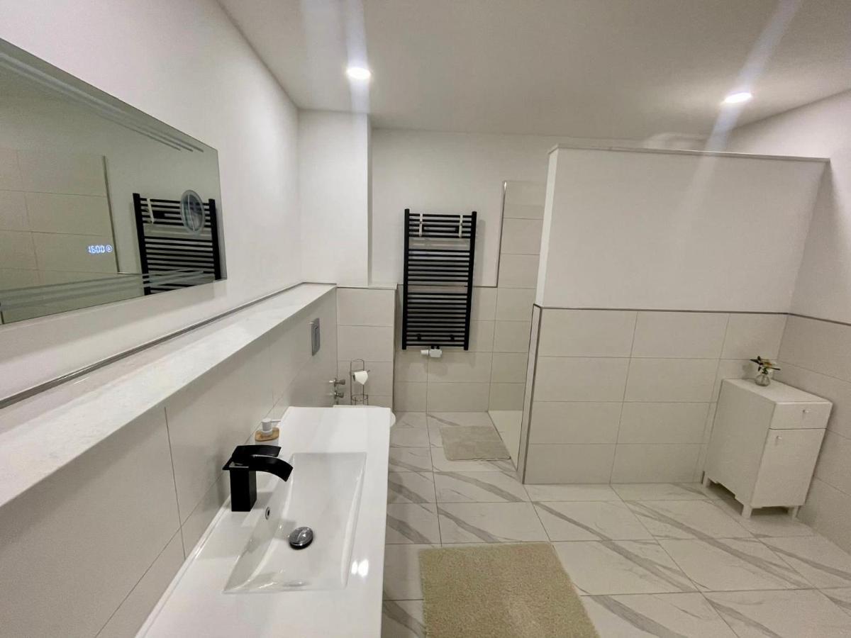 #4-Kino Ferienwohnung in Kliniknähe mit Balkon/Boxspringbett/Netflix Bad Oeynhausen Exterior foto